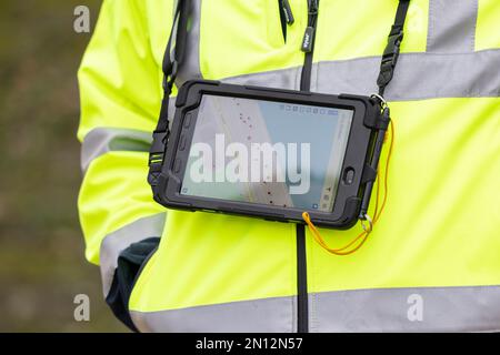 25. Januar 2023, Hessen, Frankfurt/Main: Der digitale Baumkataster mit GPS-Standort wird während der Bauminspektion auf einem Tablet angezeigt. Die Baumkontrolle im öffentlichen Grün wird regelmäßig von den Grünflächenbüros der Gemeinden durchgeführt. Der Bruch des grünen Astes, das plötzliche Abreißen einzelner, vollständig belaubter Äste, kann nicht vorhergesagt werden, auch nicht im Rahmen einer regelmäßigen Baumprüfung. In Frankfurt ist das Grünflächenbüro für fast 190.000 Bäume entlang der Straßen, in Parks und auf Spielplätzen verantwortlich. Der Klimawandel hat die Anstrengungen, die für Green Mai erforderlich sind, erheblich erhöht Stockfoto