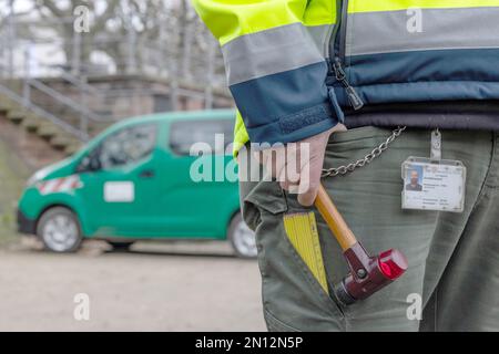 25. Januar 2023, Hessen, Frankfurt/Main: Bauminspektor Björn Winter hält einen Hammer für die Bauminspektion. Die Grünlandbüros der Gemeinden führen regelmäßig Baumbesichtigungen in öffentlichen Grünflächen durch. Der Bruch des grünen Astes, das plötzliche Abbrechen einzelner, vollständig belaubter Äste, könne nicht vorhergesagt werden, selbst bei regelmäßigen Bauminspektionen. In Frankfurt ist das Grünflächenbüro für fast 190.000 Bäume entlang der Straßen, in Parks und auf Spielplätzen verantwortlich. Durch den Klimawandel sind die Anstrengungen für eine umweltfreundliche Pflege in den Städten erheblich gestiegen. (Für dpa 'Inspe Stockfoto