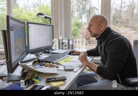 25. Januar 2023, Hessen, Frankfurt/Main: An seinem Arbeitsplatz im Grünflächenbüro verwendet Tim Weber gespeicherte digitale Daten, um den Zustand der Bäume darzustellen. Die Grünlandbüros der Gemeinden führen regelmäßig Baumbesichtigungen in öffentlichen Grünflächen durch. Der Bruch des grünen Astes, das plötzliche Abbrechen einzelner, vollständig belaubter Äste, könne nicht vorhergesagt werden, selbst bei regelmäßigen Bauminspektionen. In Frankfurt ist das Grünflächenbüro für fast 190.000 Bäume entlang der Straßen, in Parks und auf Spielplätzen verantwortlich. Der Klimawandel hat die erforderlichen Anstrengungen erheblich erhöht Stockfoto