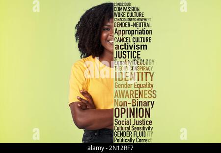 Worte, Text und Porträt einer lgbt-Frau, die sich über Stolz und soziale Ungerechtigkeit im grünen Studiohintergrund freut. Nicht binär, Aktivist und junger Afrikaner Stockfoto