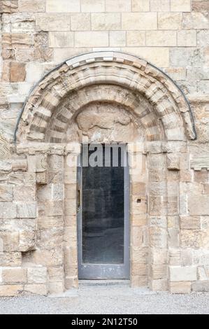 Romanisches Gebäude, Cormacs Chapel nach Restaurierung, Detail, Eingang mit Trommelfell, mythischer Zentaurus in Relief, Rock of Cashel, County Tipperary, I Stockfoto