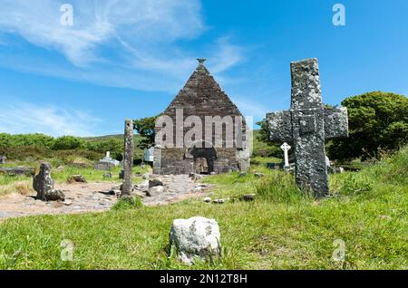 Romanische Kirchenruinen, einfaches Hochkreuz, Cill Maolchéadair, Kilmalkedar, Slea Head Drive, Dingle Peninsula, County Kerry, Irland, Europa Stockfoto