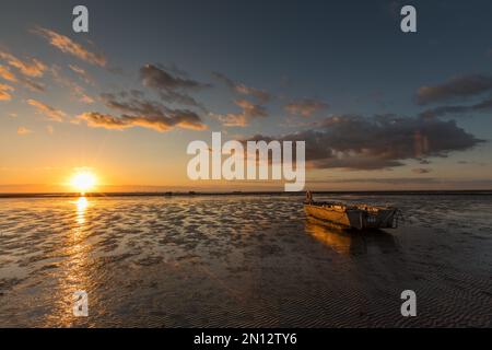 Sonnenuntergang über den Schlammflächen bei Ebbe in Holmersiel, Nordstrand, Nordfriesien, Schleswig Holstein Stockfoto