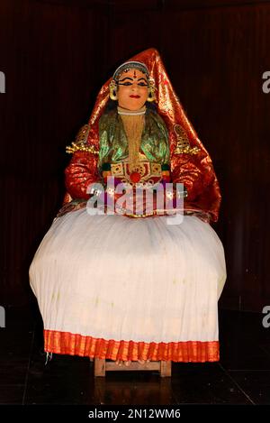 Voll hergestellte und kostümierte Kathakali-Tänzerin, Kochi, Kerala, Südindien, Indien, Asien Stockfoto