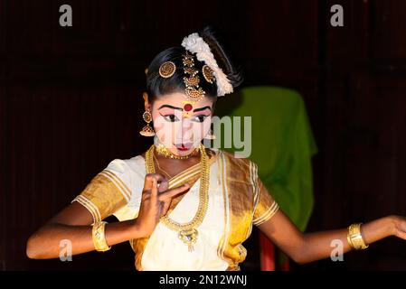 Voll hergestellte und kostümierte Kathakali-Tänzerin, Kochi, Kerala, Südindien, Indien, Asien Stockfoto