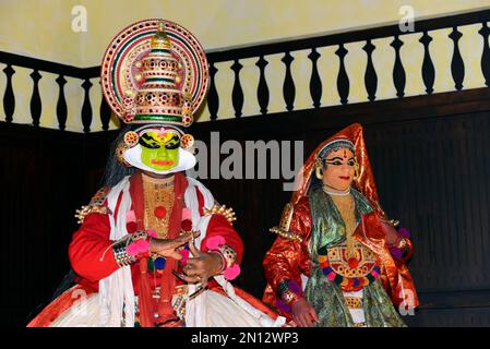 Voll hergestellte und kostümierte Kathakali-Tänzer, Kochi, Kerala, Südindien, Indien, Asien Stockfoto