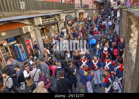 Fußgängerzone in geschäftiger Fußgängerzone, Straßenszene, Via dei Tribunali, Neapel, Italien, Europa Stockfoto