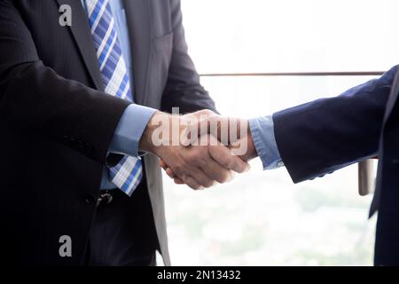 Handschlag von Geschäftsleuten mit Partner im Büro, Verhandlung von Geschäftsleuten und Vereinbarung für Erfolg und Händeschütteln, Glückwunsch an die Geschäftsleitung Stockfoto
