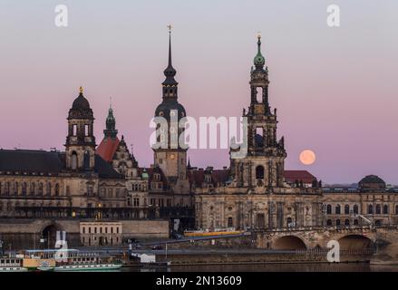 Vollmond hinter der Silhouette der Altstadt mit den Türmen des Ständehauses, Georgentor, Hausmannsturm und Hofkirche, Dresden, Sachsen, Deutschland, Stockfoto