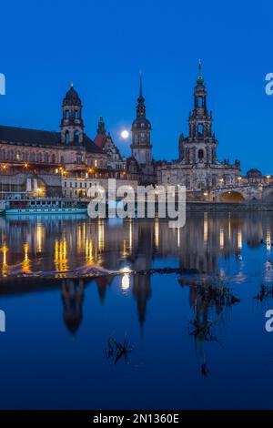 Stadtblick zur Blue Hour mit Reflexion in Elbe und Ständehaus, Hausmannsturm und Hofkirche bei Vollmond, Dresden, Sachsen, Deutschland, Europa Stockfoto