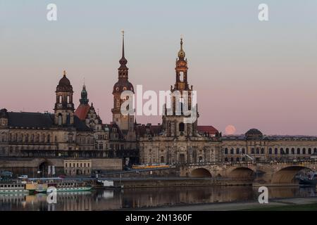 Sonnenaufgang und Vollmond hinter der Silhouette der Altstadt mit den Türmen des Ständehauses, Georgentor, Hausmannsturm und Hofkirche, Dresden, Sachsen Stockfoto