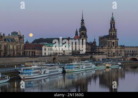 Vollmond über der Altstadt mit Brühl's Terrace, Sekundogenitur, Ständehaus, Hofkirche und Ausflugsbooten auf Elbe, Dresden, Sachsen Stockfoto