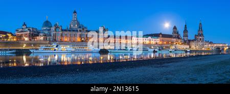 Stadtblick zur Blue Hour mit Kunstakademie, Frauenkirche, Brühl Terrace, Sekundogenitur, Ständehaus, Hausmannsturm, Hofkirche in Stockfoto