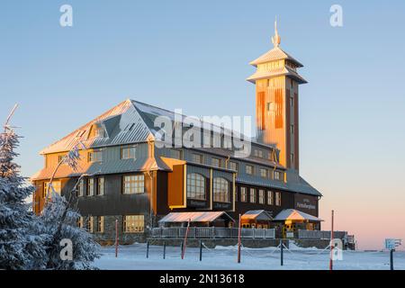 Fichtelberghaus auf dem Gipfel des Fichtelbergs im Schnee, Erzgebirge, Sachsen, Deutschland, Europa Stockfoto