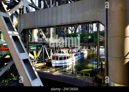 Ausflugsboot mit Navigation im alten Niederfinow Schiffsheft, oder Havel Kanal, Brandenburg, Deutschland, Europa Stockfoto