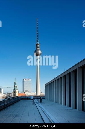 Blick von der Dachterrasse des Neuen Stadtpalastes auf den Fernsehturm am Alexanderplatz, Berlin, Deutschland, Europa Stockfoto