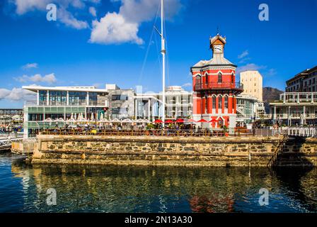 Blick auf den Uhrturm und Nelson Mandela Gateway, Victoria & Alfred Waterfront, Südafrika, Kapstadt, Westkap, Afrika Stockfoto