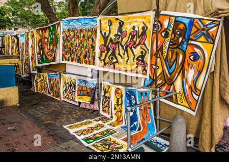 Bunte Gemälde, Greenmarket Square, wahrscheinlich der berühmteste Flohmarkt in Kapstadt, Kapstadt, Westkap, Südafrika, Afrika Stockfoto