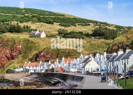 9. September 2022: Pennan, Aberdeenshire, Schottland - das Dorf Pennan, am Moray Firth in Aberdeenshire, einem ehemaligen Fischerdorf, das berühmt wurde... Stockfoto