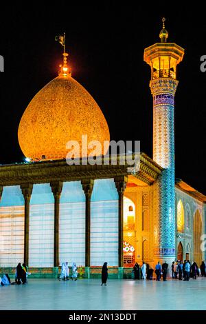 Pilger, Moschee und Mausoleum, Shah Cheragh, einer der wichtigsten Wallfahrtsorte der Schiiten im Iran, Shiraz, Shiraz, Iran, Asien Stockfoto