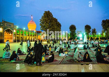 Pilger, Moschee und Mausoleum, Shah Cheragh, einer der wichtigsten Wallfahrtsorte der Schiiten im Iran, Shiraz, Shiraz, Iran, Asien Stockfoto