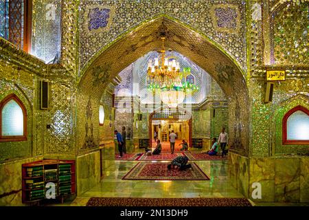 Pilger, Moschee und Mausoleum, Shah Cheragh, einer der wichtigsten Wallfahrtsorte der Schiiten im Iran, Shiraz, Shiraz, Iran, Asien Stockfoto