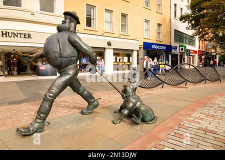 17. September 2022: Dundee, Dundee City, Schottland, Großbritannien - Statuen von Comicfiguren verzweifelt Dan und Minnie the Minx durchstreifen Dundee City Cent Stockfoto