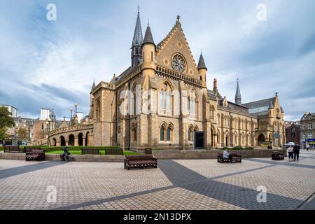 17. September 2022: Dundee, Dundee City, Schottland, Großbritannien - die Südfassade des McManus: Dundee's Art Gallery and Museum in Dundee, Schottland. Stockfoto