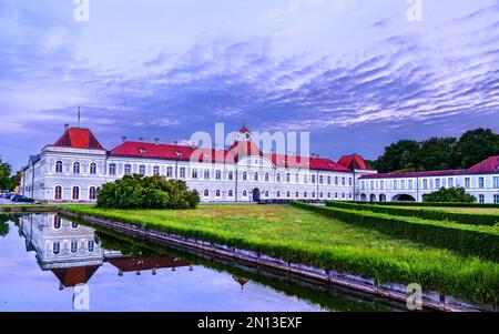 Schloss Nymphenburg, ein Barockpalast in München, Bayern bei Sonnenuntergang - Deutschland Stockfoto