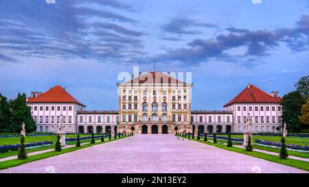 Schloss Nymphenburg, ein Barockpalast in München, Bayern bei Sonnenuntergang - Deutschland Stockfoto