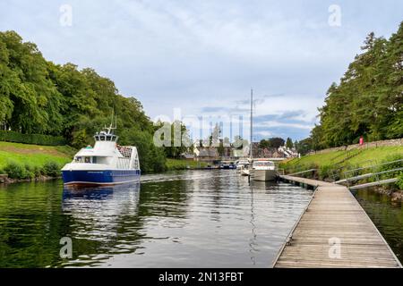 2. September 2022: Fort Augustus, Highland, Schottland - Touristenboot auf dem Caledonian Canal in Richtung Loch Ness, von Fort Augustus. Stockfoto