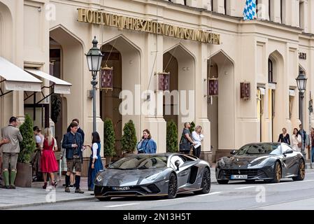 Lamborghini Aventador und Ferrari F12 Berlinetta Sportwagen vor dem Hotel vier Jahreszeiten Kempinski, Maximilianstraße, München, Oberbaden geparkt Stockfoto