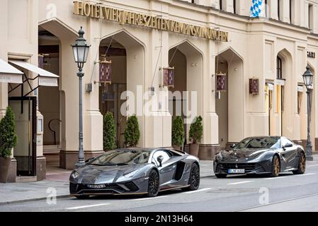 Lamborghini Aventador und Ferrari F12 Berlinetta Sportwagen vor dem Hotel vier Jahreszeiten Kempinski, Maximilianstraße, München, Oberbaden geparkt Stockfoto