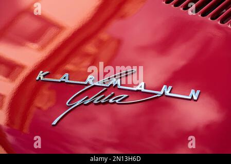 Schriftzug, Logo auf der Rückseite, Vintage Volkswagen VW Karmann-Ghia Typ 14, Cabriolet, Baujahr 1955 bis 1974, Lauterbach, Hessen, Deutschland, Europa Stockfoto