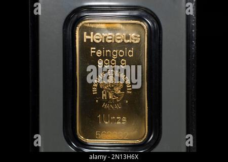 1 Gramm Goldbarren von Heraeus 9999, feines Gold (geminkt), Studiofotografie mit schwarzem Hintergrund Stockfoto