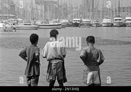 Angeln für Jungs, Alter Hafen, Marseille, 28. 08. 91, Département Bouches-du-Rhône, Region Provence-Alpes-Côte d'Azur, Frankreich, Europa Stockfoto