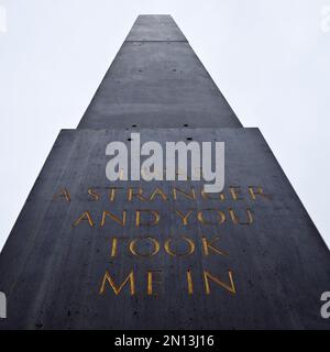 Kunstwerk Obelisk mit einem Zitat aus dem Evangelium von Matthew, Künstler Olu Oguibe, Florentiner Platz, Kassel, Hessen, Deutschland, Europa Stockfoto