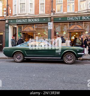 1965 Mustang Fastback in Green, geparkt in der Marylebone High Street, außerhalb von Daunt Books London England Stockfoto