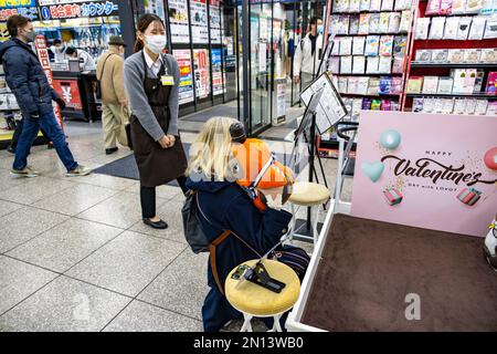 Die Japaner von Lovot lieben Roboterspielzeug-Begleiter, die im Geschäft in Kyoto verkauft werden Stockfoto