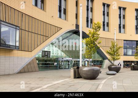 17. September 2022: Dundee, Schottland - der Bahnhof, der 2018 erbaut wurde und den alten Bahnhof als Teil der Dundee Waterfront Regen ersetzte Stockfoto