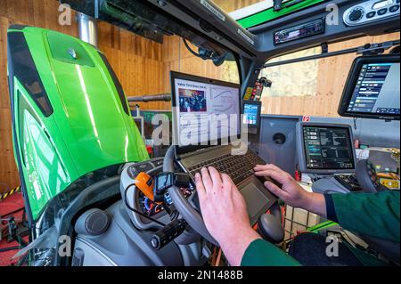 Straubing, Deutschland. 02. Februar 2023. Ein Traktor steht in einem Testlabor im Competence Center for Renewable Resources. (Zu dpa 'Elektrizität, Biodiesel, Methan? Landwirtschaftstechnologie sucht alternative Antriebe“) Kredit: Armin Weigel/dpa/Alamy Live News Stockfoto