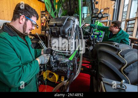 Straubing, Deutschland. 02. Februar 2023. Ein Traktor steht in einem Testlabor im Competence Center for Renewable Resources. (Zu dpa 'Elektrizität, Biodiesel, Methan? Landwirtschaftstechnologie sucht alternative Antriebe“) Kredit: Armin Weigel/dpa/Alamy Live News Stockfoto