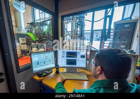 Straubing, Deutschland. 02. Februar 2023. Die Monitore stehen im Competence Center for Renewable Resources in einem Testlabor. (Zu dpa 'Elektrizität, Biodiesel, Methan? Landwirtschaftstechnologie sucht alternative Antriebe“) Kredit: Armin Weigel/dpa/Alamy Live News Stockfoto