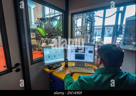 Straubing, Deutschland. 02. Februar 2023. Die Monitore stehen im Competence Center for Renewable Resources in einem Testlabor. (Zu dpa 'Elektrizität, Biodiesel, Methan? Landwirtschaftstechnologie sucht alternative Antriebe“) Kredit: Armin Weigel/dpa/Alamy Live News Stockfoto