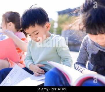 Glückliche Kinder, die in der Schule lernen Stockfoto