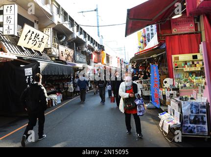 Ameya-Yokocho ist ein lebhafter Straßenmarkt, der entlang der Bahngleise zwischen dem JR-Bahnhof Ueno und dem Bahnhof Okachimachi, Tokio, Japan, verläuft. Stockfoto