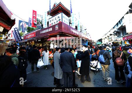 Ameya-Yokocho ist ein lebhafter Straßenmarkt, der entlang der Bahngleise zwischen dem JR-Bahnhof Ueno und dem Bahnhof Okachimachi, Tokio, Japan, verläuft. Stockfoto