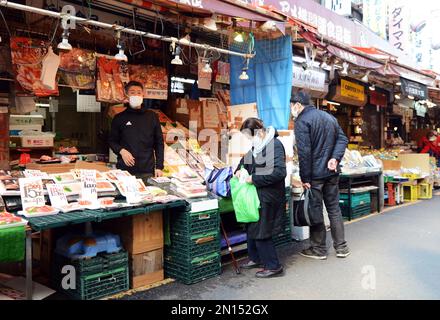 Ameya-Yokocho ist ein lebhafter Straßenmarkt, der entlang der Bahngleise zwischen dem JR-Bahnhof Ueno und dem Bahnhof Okachimachi, Tokio, Japan, verläuft. Stockfoto