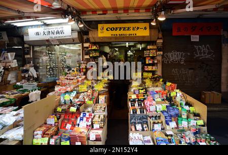 Ameya-Yokocho ist ein lebhafter Straßenmarkt, der entlang der Bahngleise zwischen dem JR-Bahnhof Ueno und dem Bahnhof Okachimachi, Tokio, Japan, verläuft. Stockfoto