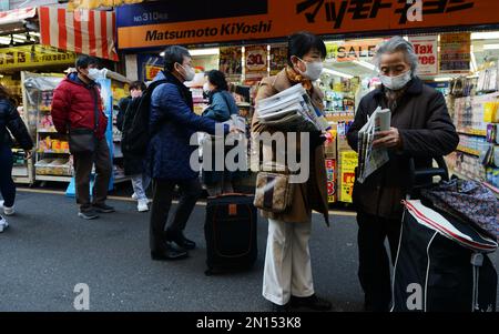 Ameya-Yokocho ist ein lebhafter Straßenmarkt, der entlang der Bahngleise zwischen dem JR-Bahnhof Ueno und dem Bahnhof Okachimachi, Tokio, Japan, verläuft. Stockfoto